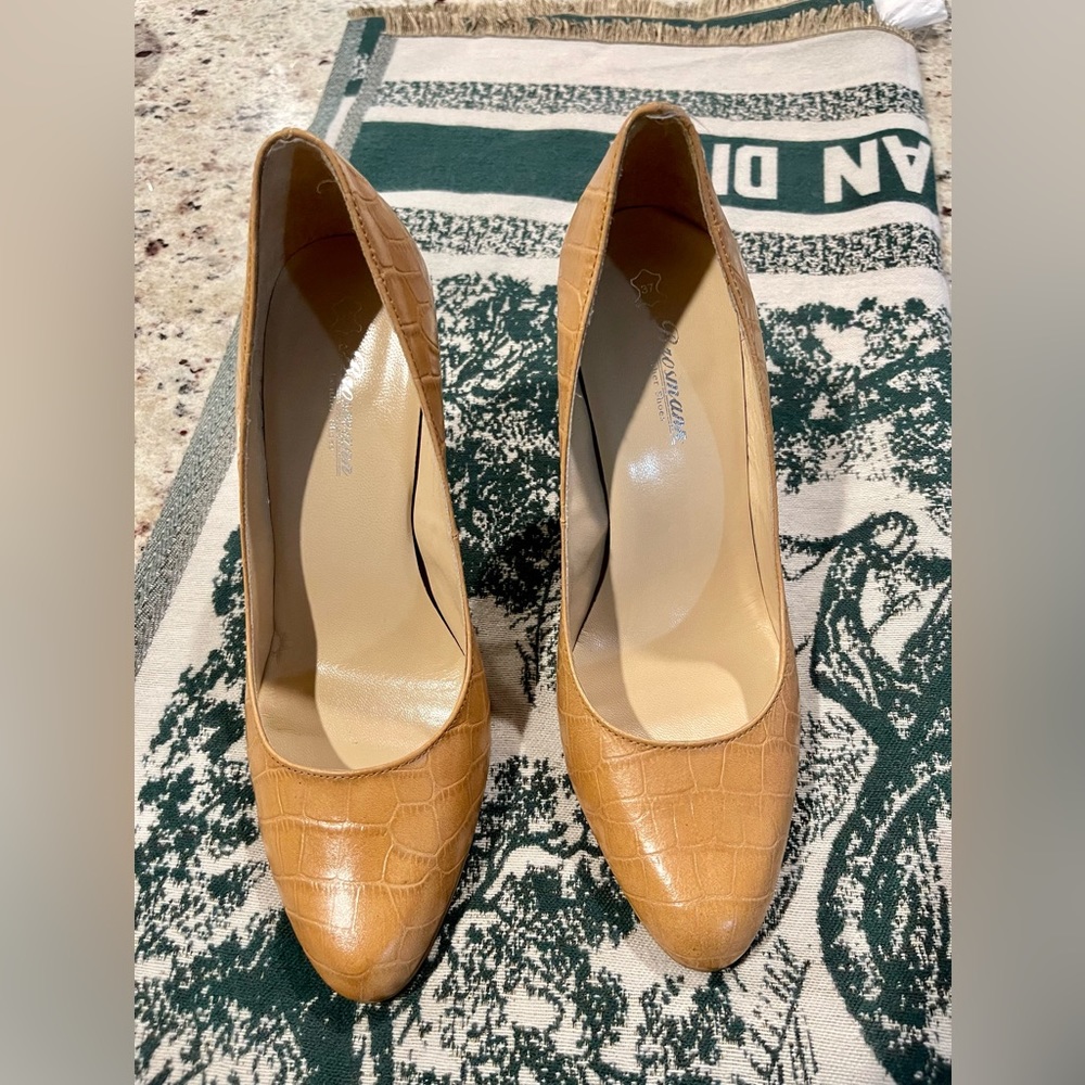 High heel leather shoe